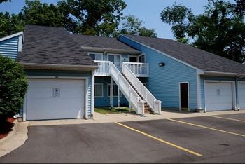 Rental Homes Exterior at Raleigh House Apartments,  MRD Apartments, East Lansing, 48823