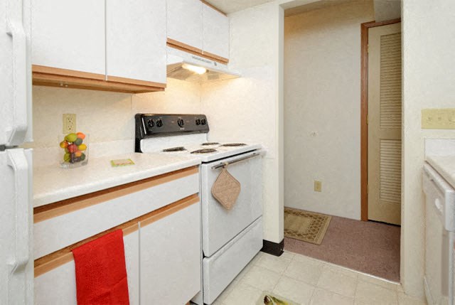 Fully Equipped Kitchen at Van Horne Estates Apartments, Texas