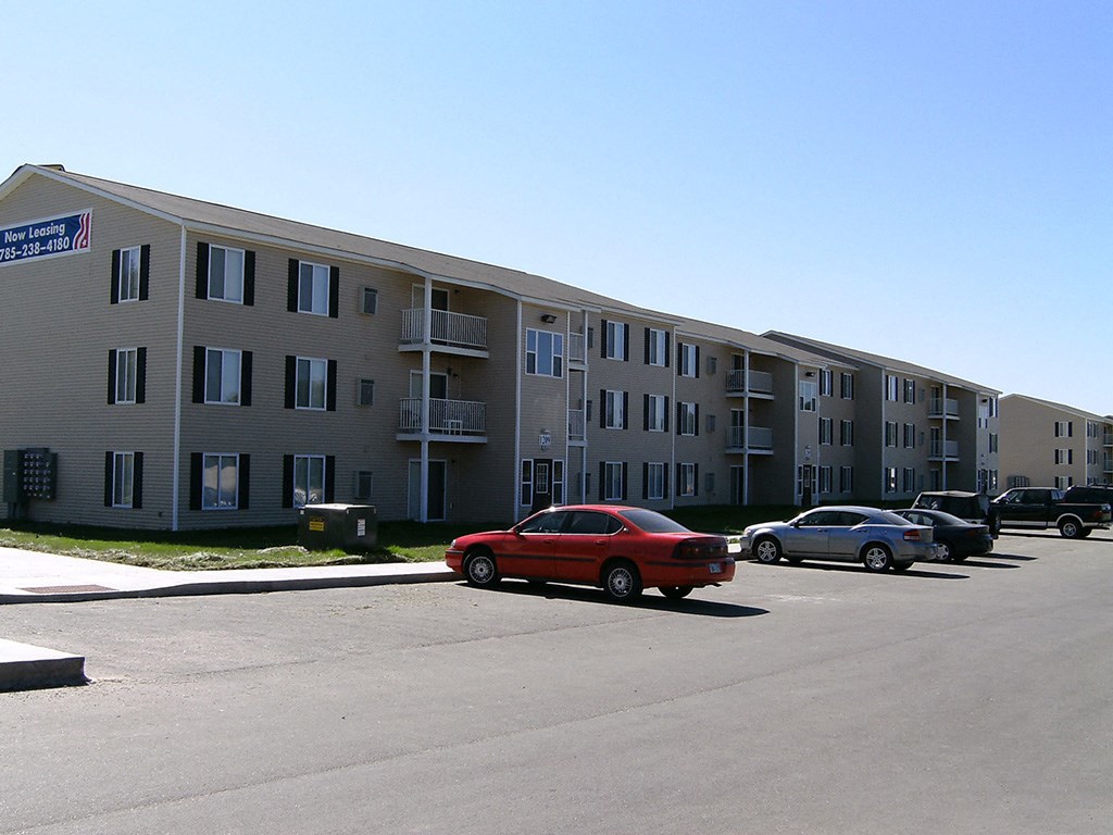 Exterior Front at Geary Estates Apartments, MRD Conventional, Grandview Plaza