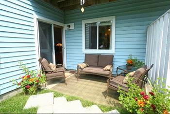 Patio Outdoor Seating at Raleigh House Apartments,  MRD Apartments, East Lansing, MI, 48823