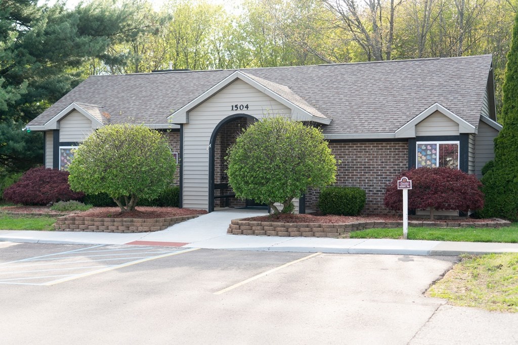 Clubhouse Yorkshire Place Apartments
1504 Yorkshire Dr., Howell, MI 48843