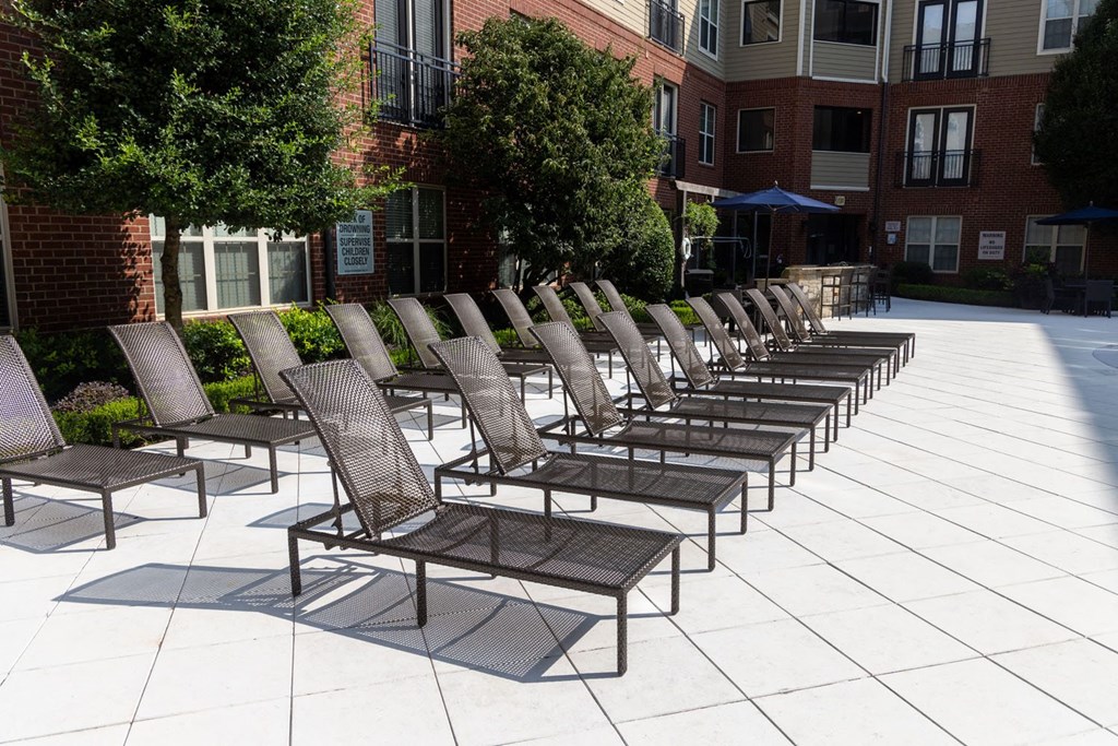 a row of chairs sitting outside of a building