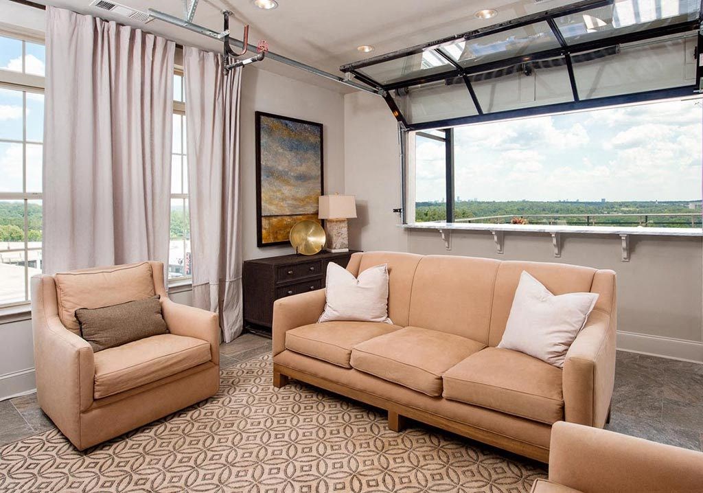 Lofty skydeck room at Riverwood, Atlanta, Georgia