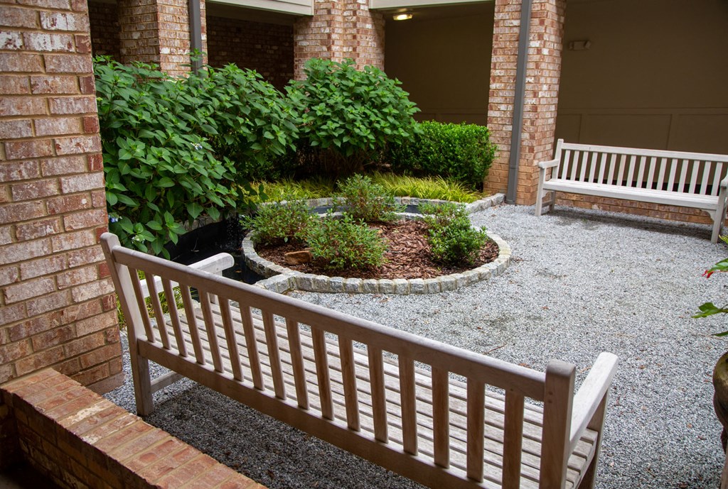 Legacy at Walton Lakes, Camp Creek Parkway Seating Area