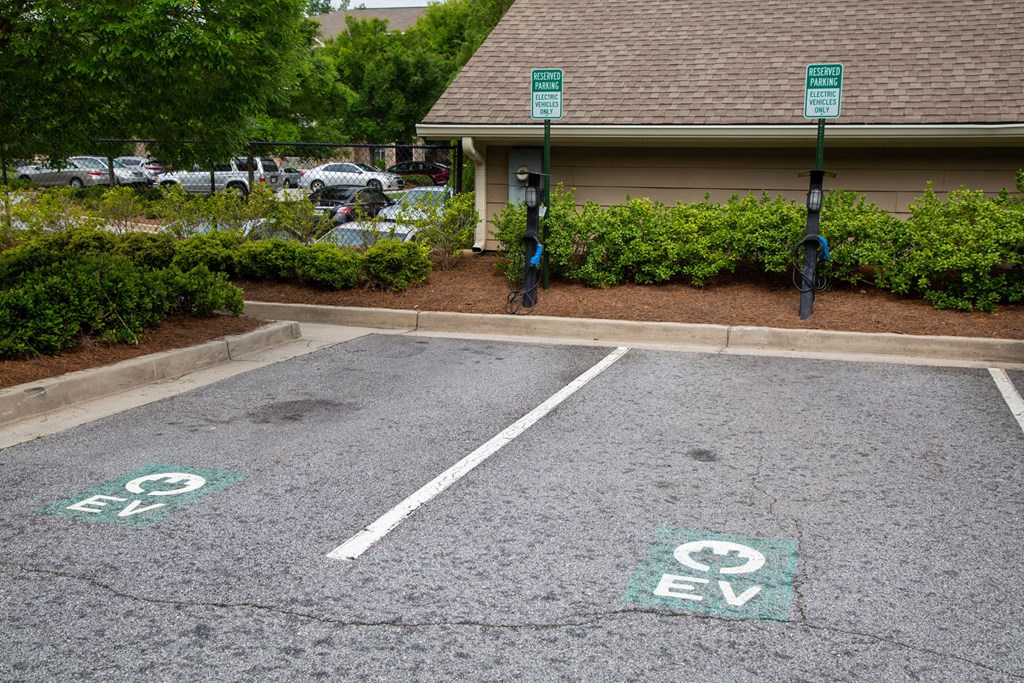 Walton Lakes, Camp Creek Parkway Vehicle Charging Stations