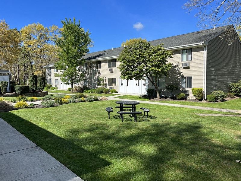 Beautiful green area in front of apartments Beautiful green area in front of apartments at Brookwood at Ridge, New York - Photo Gallery