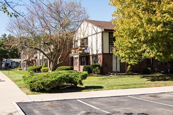 Courtyard With Green Space at Brookwood at Islip, Islip, NY - Photo Gallery 9