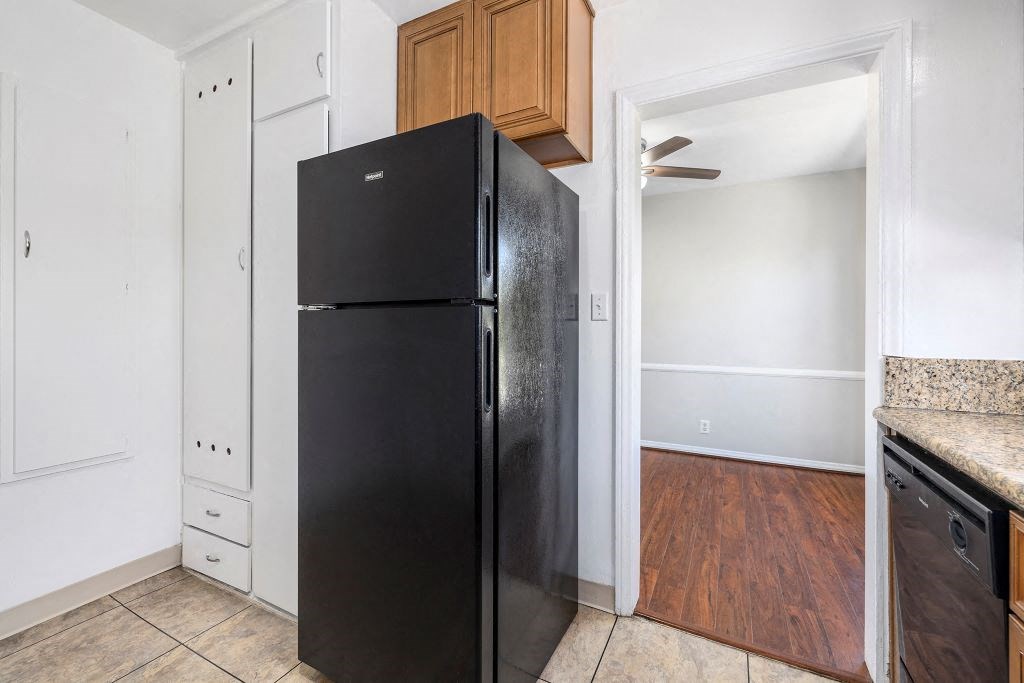 027 Colonial Manor Kitchen Fridge