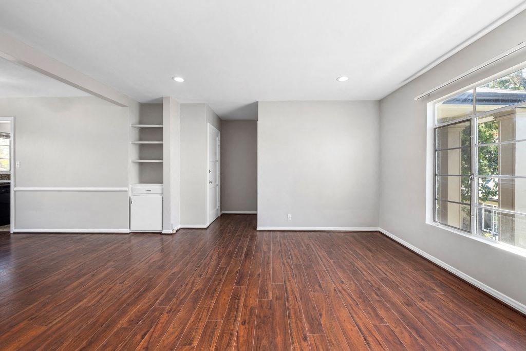 027 Colonial Manor Living Room