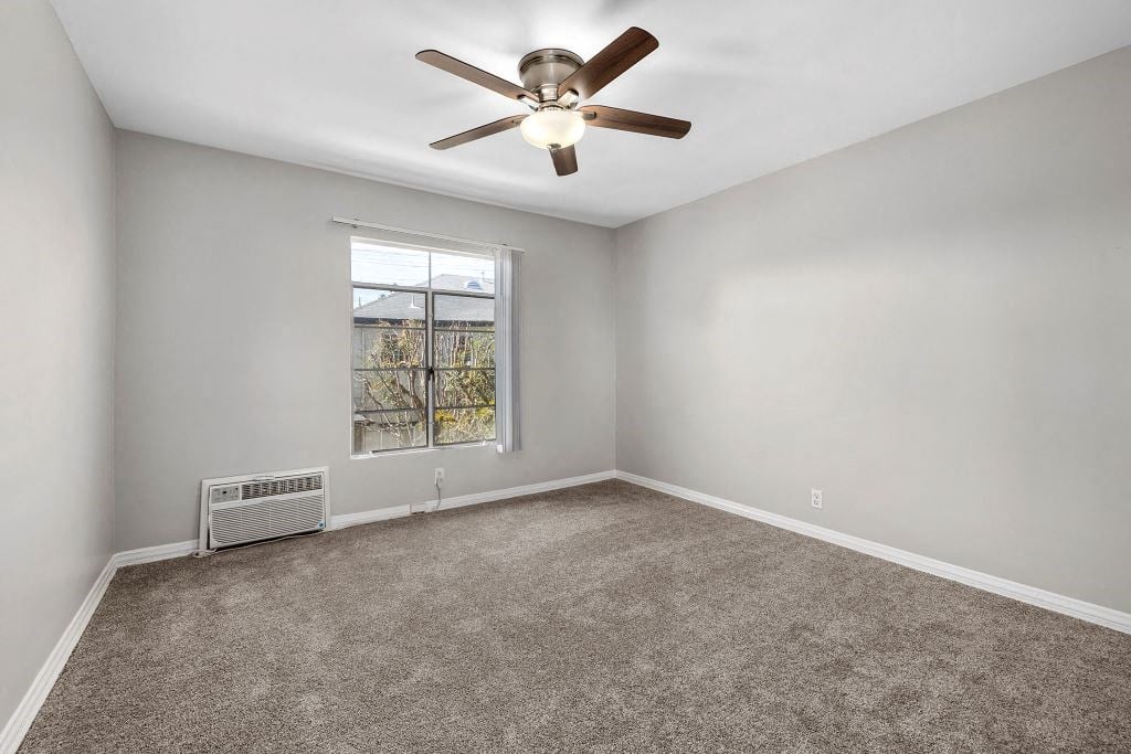 027 Colonial Manor Bedroom