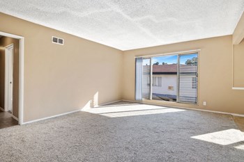 Los Angeles Apartment with two bedrooms and carpet - Photo Gallery 6