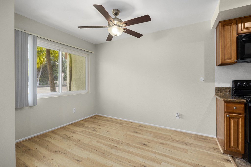 070 One Bedroom Dining Area
