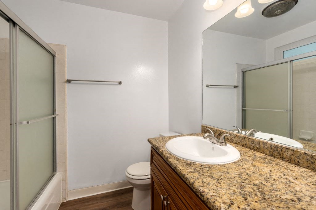 Bathroom With Bathtub at Lombardi Apartments, Woodland Hills, CA