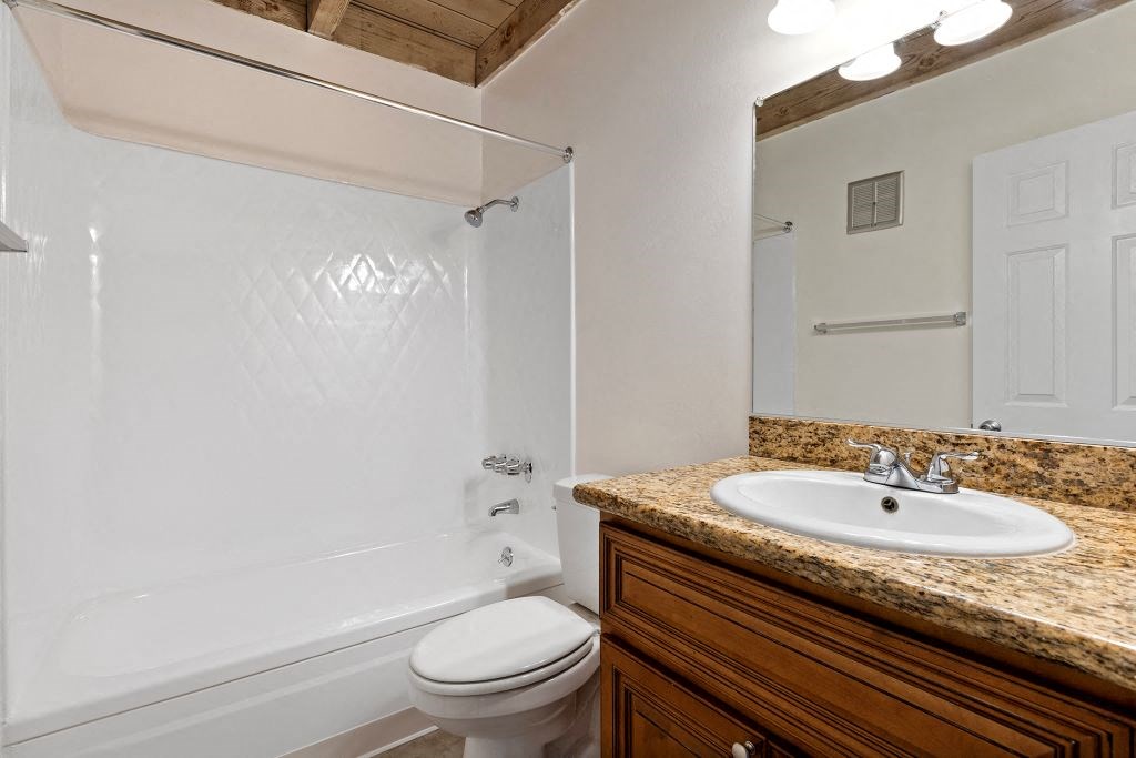 Bathroom With Bathtub at Parthenia Terrace Apartments, California, 91304