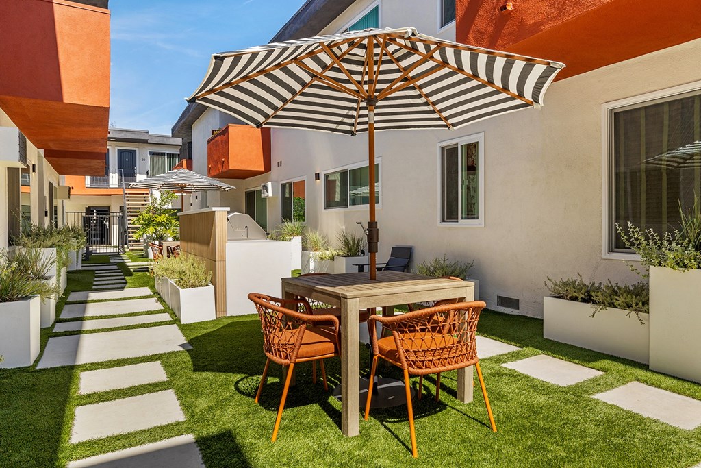 Courtyard Tables at Kling Trio Apartments, California, 91607