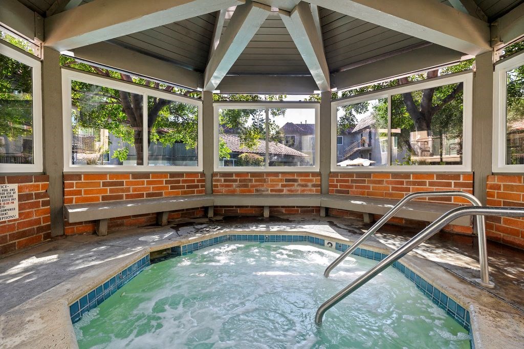 Jacuzzi at Brookside Terrace Apartments, Encino, CA 91316