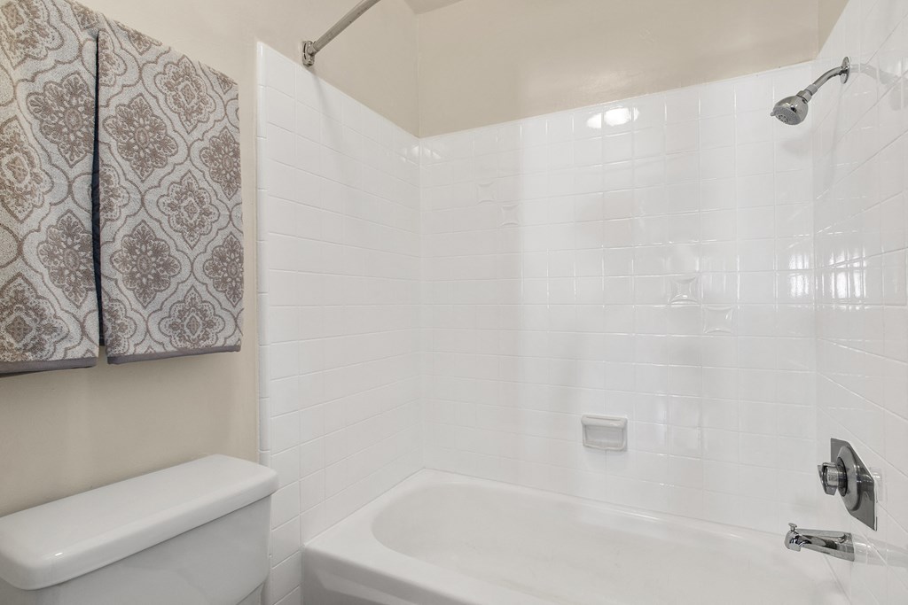Bathtub at Parkview Terrace Apartments, Sherman Oaks, California