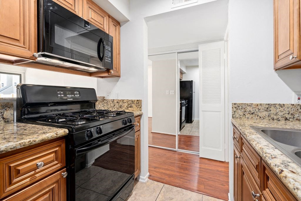 Chatsworth Plaza Apartments One Bedroom Kitchen