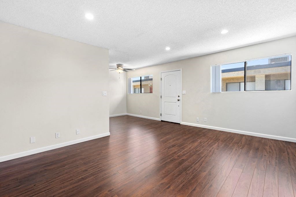 One-Bedroom Apartment Topanga Terrace