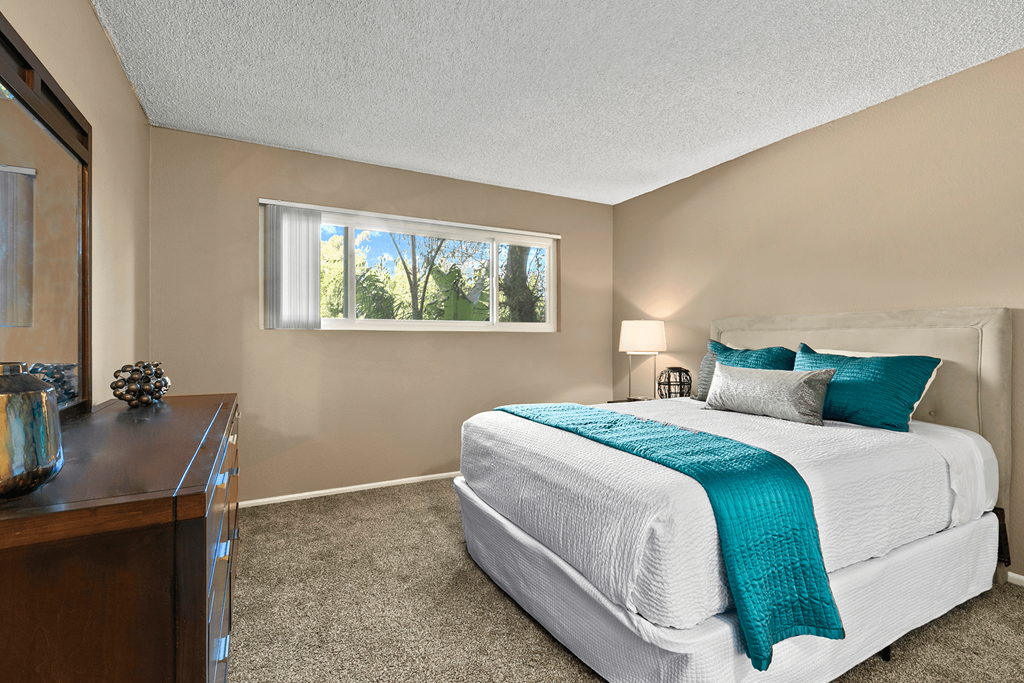 Bedroom with Plush Carpeting at Vista Apartments, California