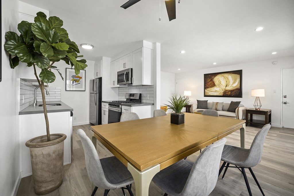 Kling Trio Apartments Dining Area