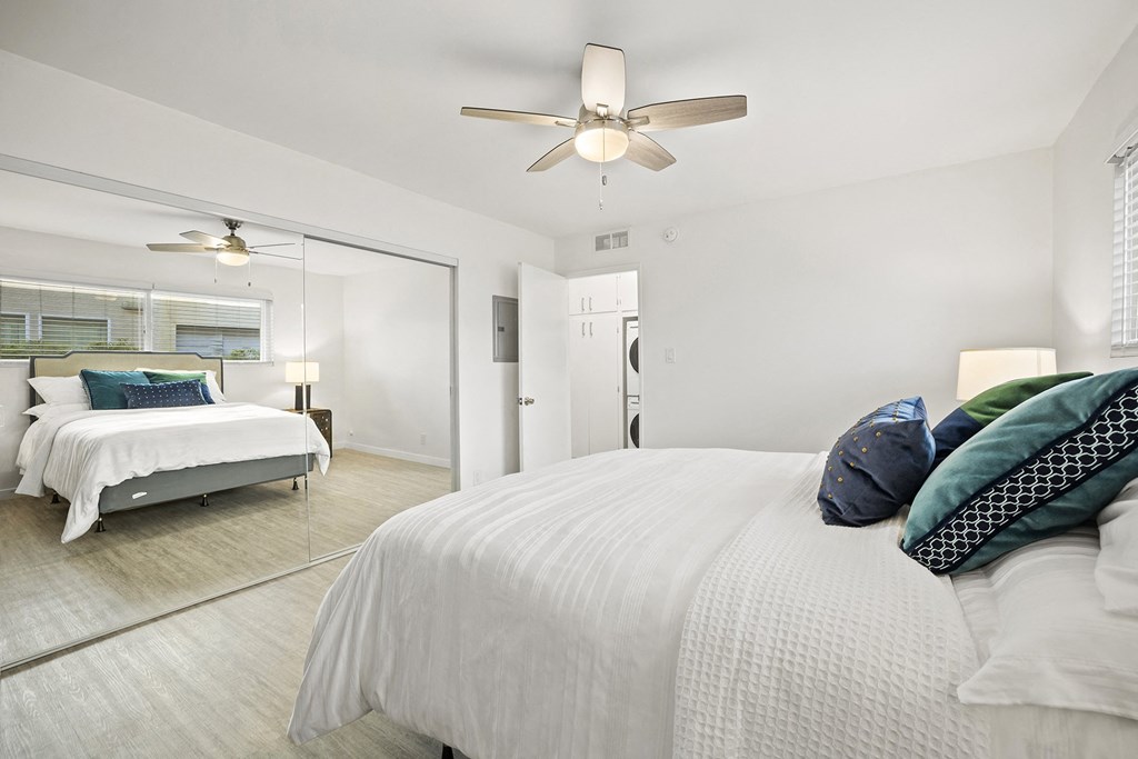 Bedroom With Ceiling Fan at Kling Trio Apartments, Valley Village