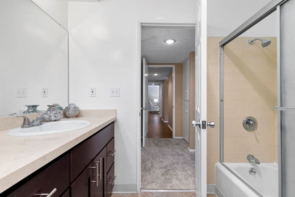 White Oak Terrace Apartments Bathroom