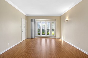 One Bedroom Bright Bay Windows One Bedroom Apartment - Photo Gallery 3