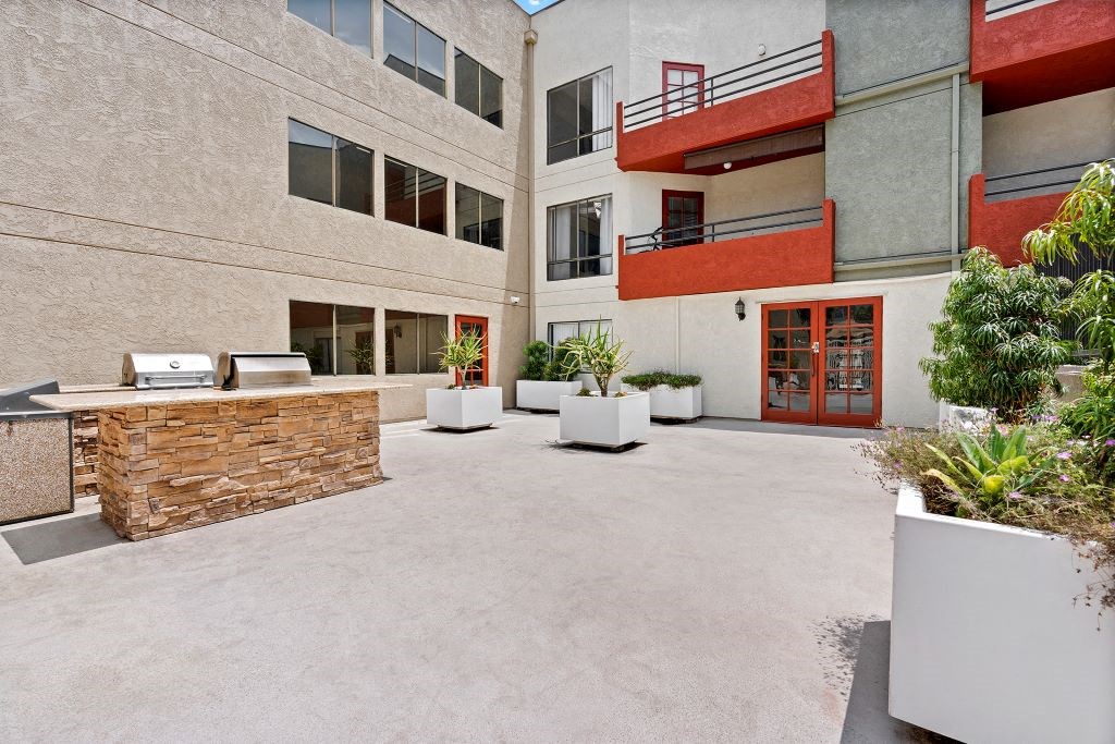 Outdoor Seating Area at Woodland Trio Apartments, California, 91601