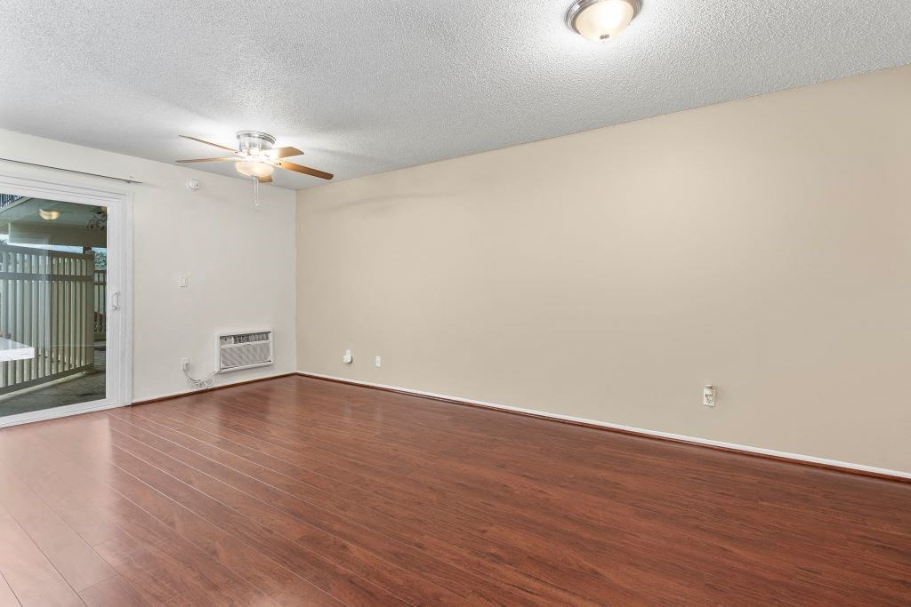 Apartment in Newbury Park living space