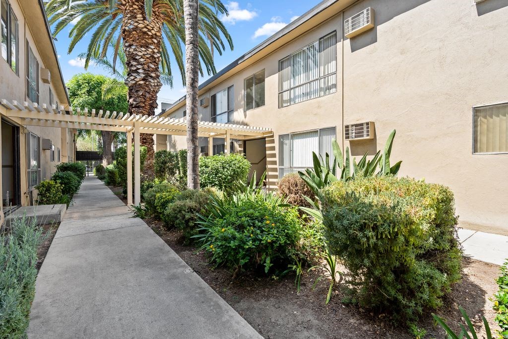 Exterior courtyard at Parthenia Terrace Apartments, California, 91304 