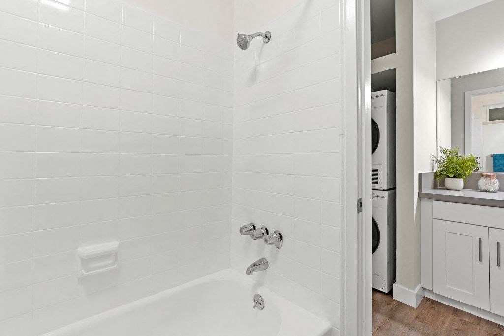 Apartments for rent in Culver City  Bathtub