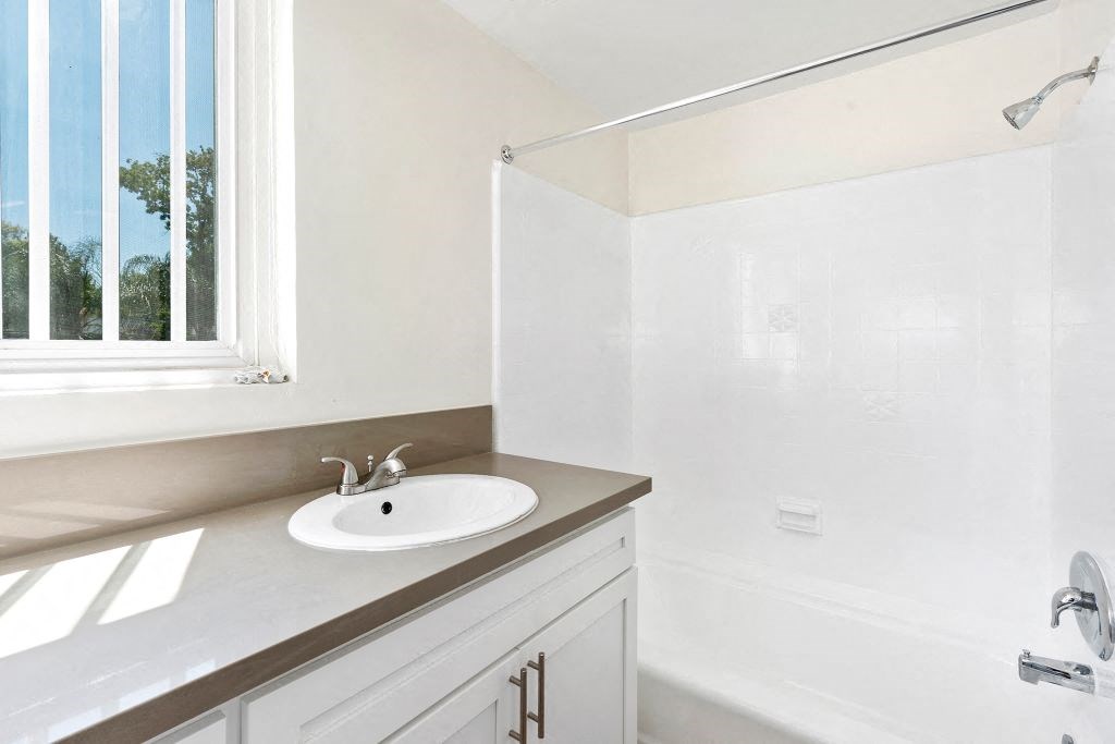 One bedroom apartment bathroom