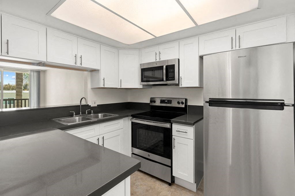 Culver City, CA Apartments For Rent - Parkway Plaza - Kitchen With Upgraded Cabinetry, Granite Countertops, Stainless Steel Appliances, And Hardwood Laminate Flooring