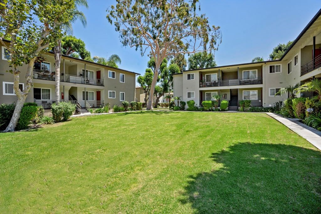 Large Grassy Courtyard at Gloria Homes Apartments, California, 90016