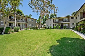 Luxury Apartments in Baldwin Village CA - Gloria Homes - Large Grassy Courtyard - Photo Gallery 4