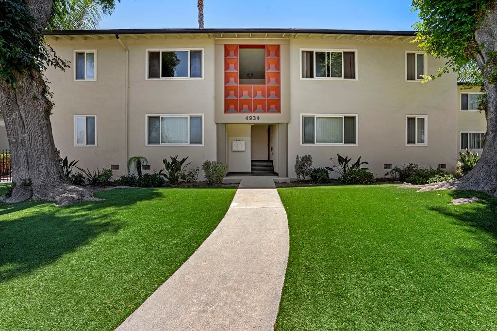Walking Path at Gloria Homes Apartments, California, 90016