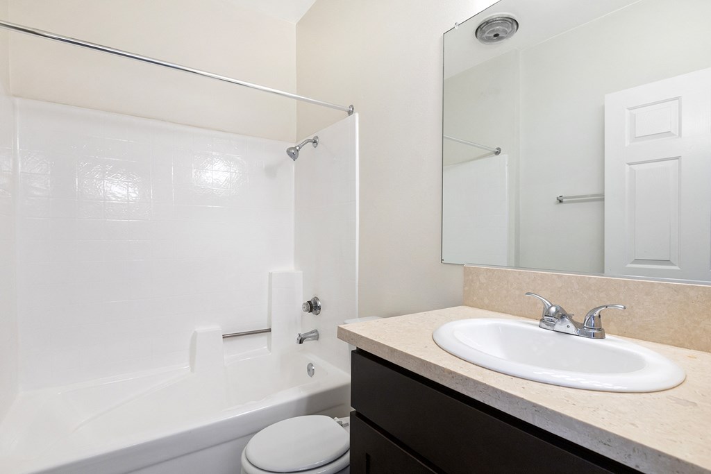 One Bedroom Apartment Bathroom in Chatsworth