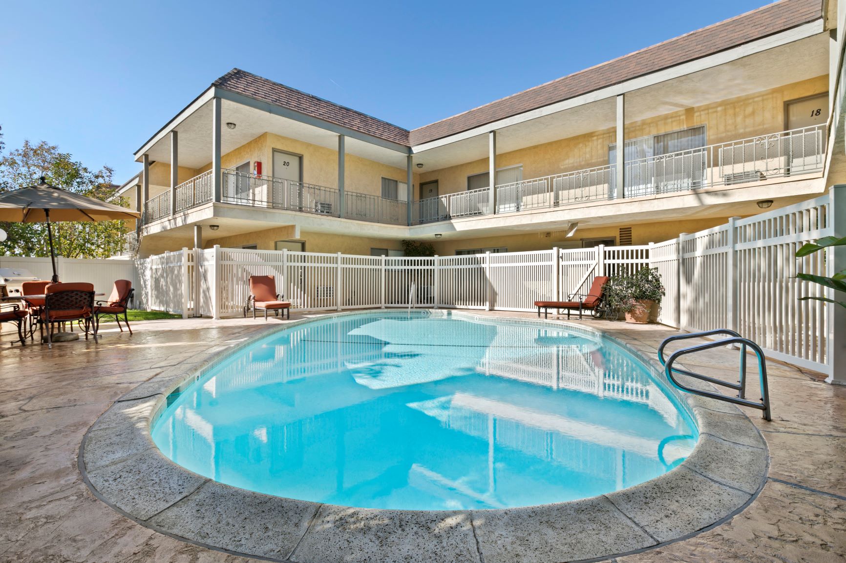 Apartments in Newbury Park for Rent - Casa Linda - Pool Area with Lounge Chair and Table Seating