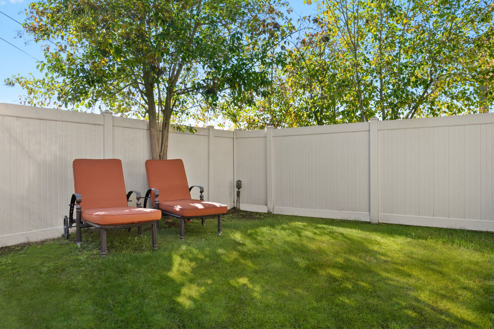 Newbury Park Apartments - Casa Linda - Fenced In Outdoor Area with Lounge Chairs And Green Pasture