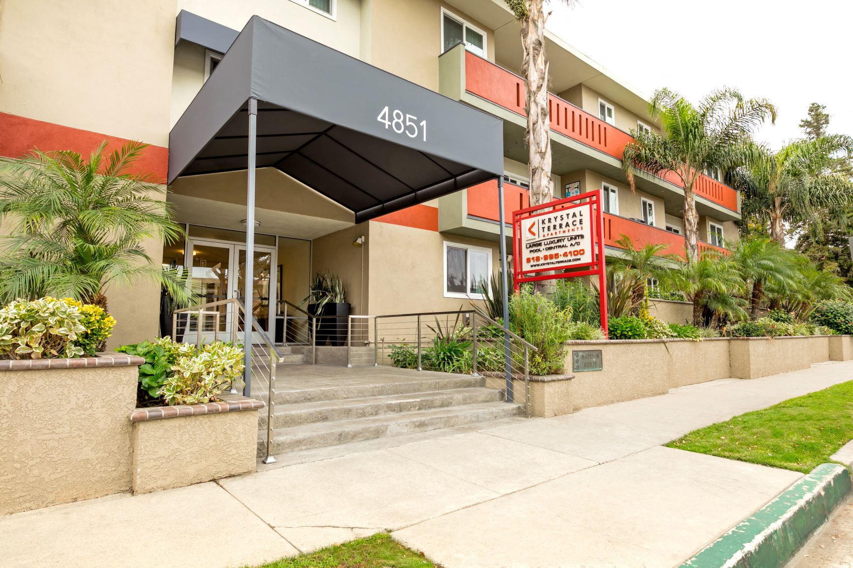 Krystal Terrace Apartments in Sherman Oaks building entrance