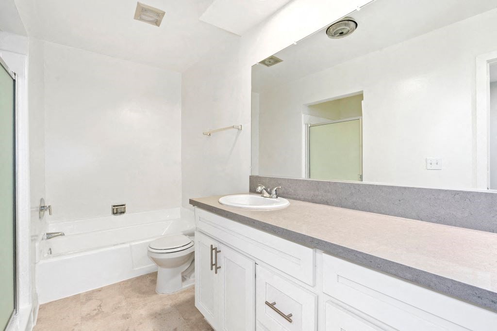 Jaclyn Terrace Apartments Bathroom