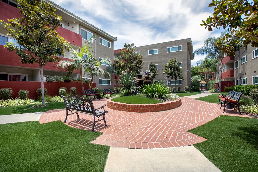 Woodland Hills Apartments courtyard