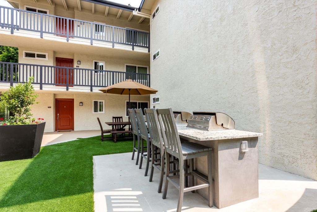 Parkway Terrace Exterior Courtyard