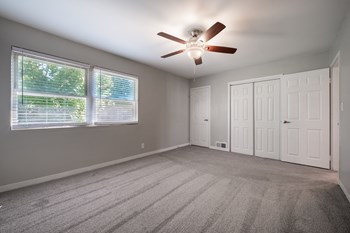 bedroom with ceiling fan - Photo Gallery 6