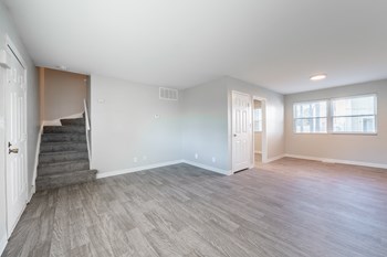 living room with hardwood floors - Photo Gallery 4
