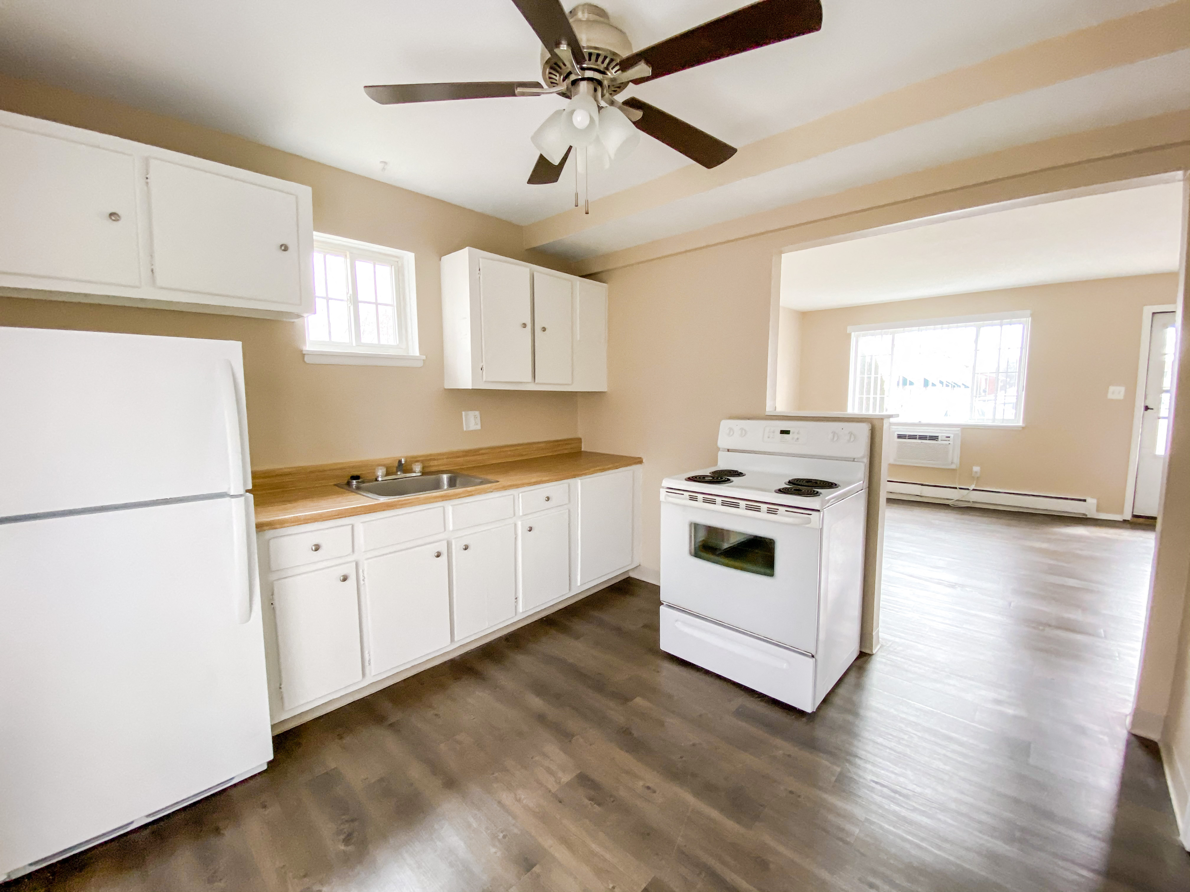 2 Bed Townhouse - Kitchen & Living Room