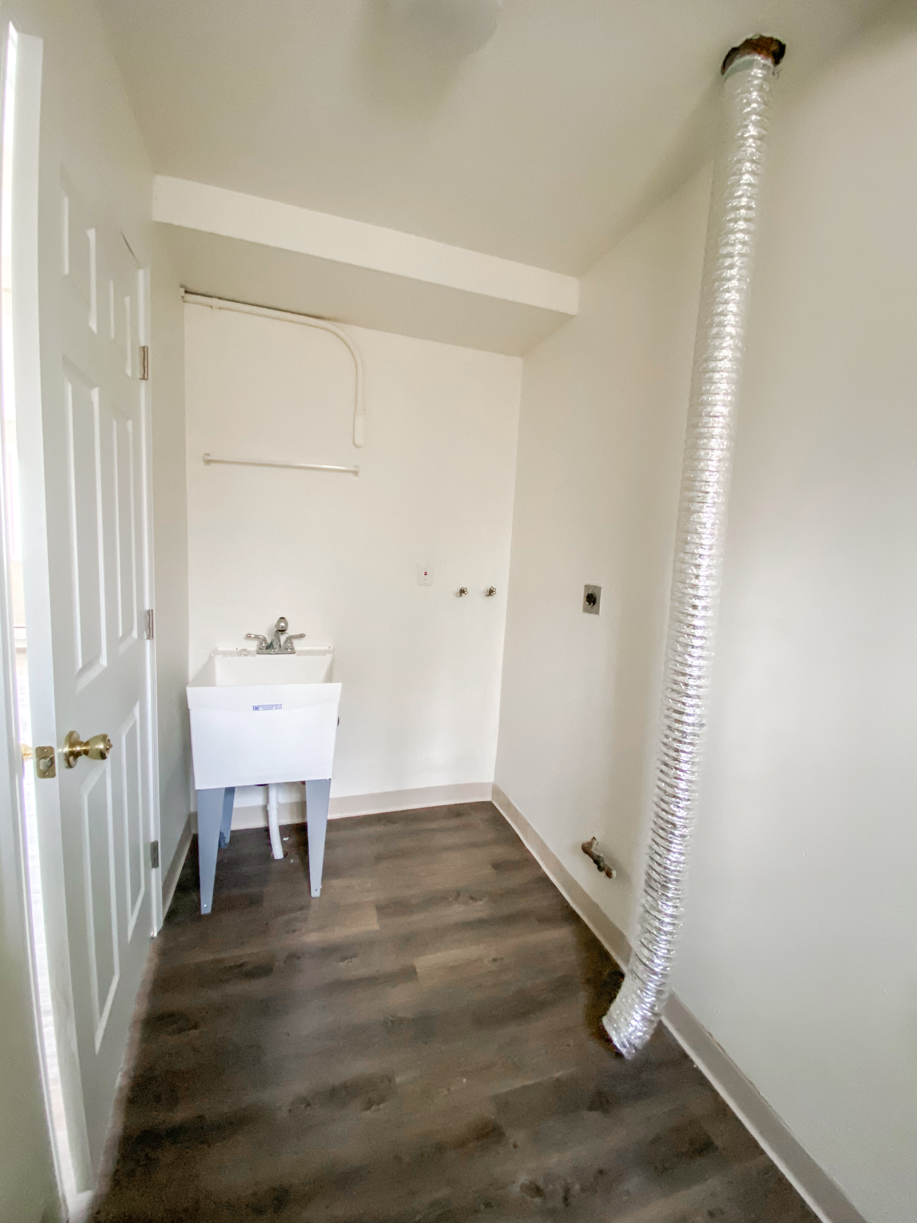 2 Bed Townhouse - Washer/Dryer Hook-ups