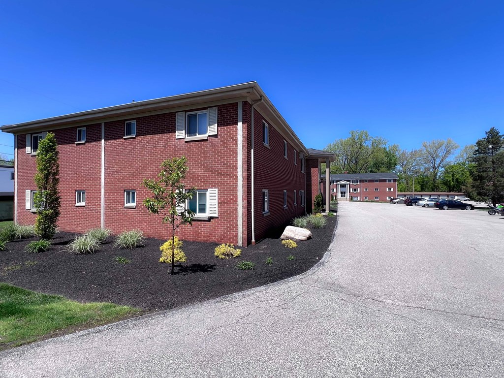Exterior Landscape at Hallwood Manor Apartments, Ohio, 44060