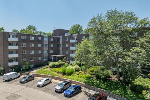 A parking lot with cars and a building in the background.